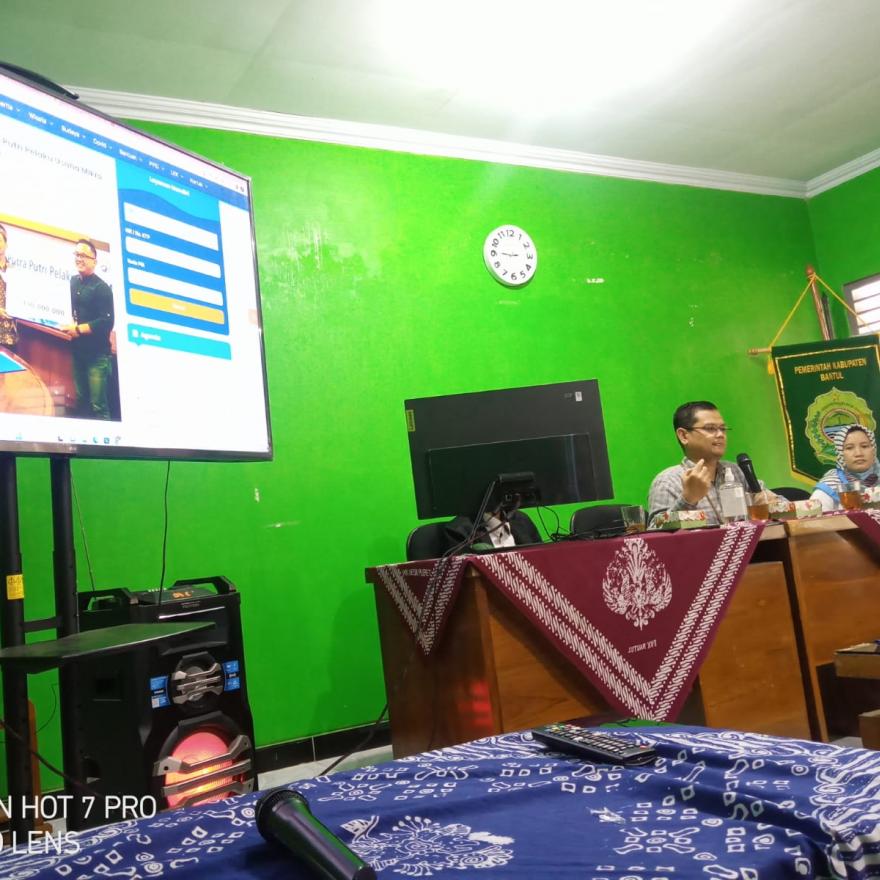 Pemberian Apresiasi Dana Pendidikan Bagi Putra dan Putri Pelaku UMKM dari Bank BRI